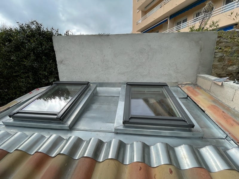Raccordement en zinc sur deux fenêtre de toit