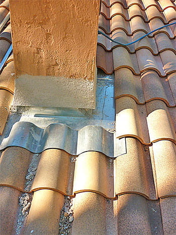 Travaux de couverture autour de souche de cheminée