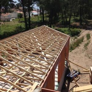 Travaux de charpente de pose de fermettes