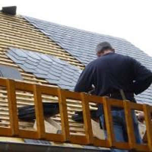 Artisan couvreur à Bourg-de-Péage (26) en intervention sur un toit