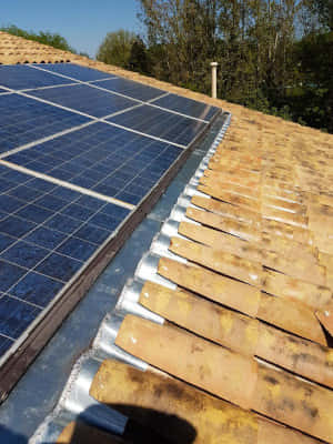 Artisan couvreur à Garéoult 83136 pose de tuiles solaire