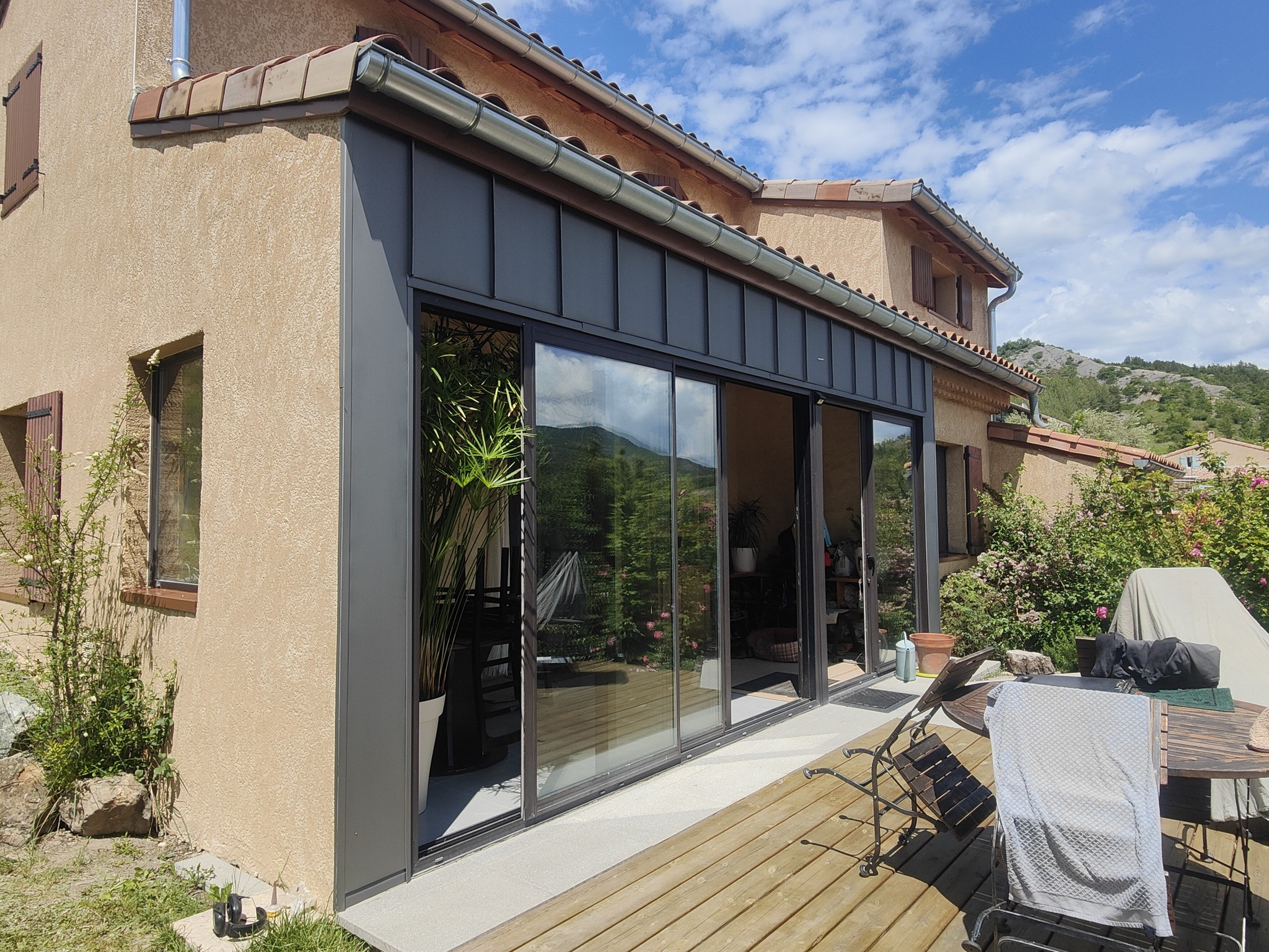 Description et caractère de toiture de Veynes réalisé par Art zinc toiture