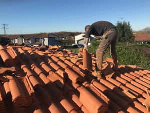 Pose de tuiles par couvreur confirmé