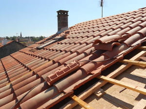 Réalisation d'un toit en tuiles romanes
