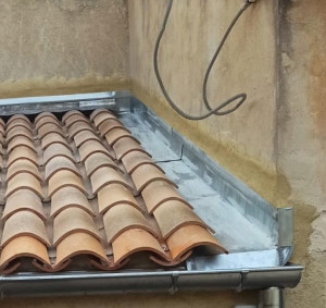 Pose d'un couloir en zinc avec pose de bande solin recouvert d'un mortier