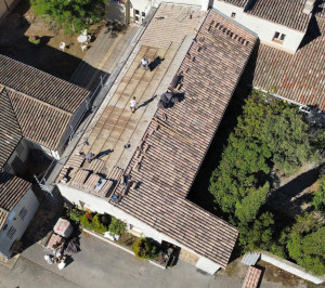 Conception par des couvreurs confirmés de toit en tuiles canal