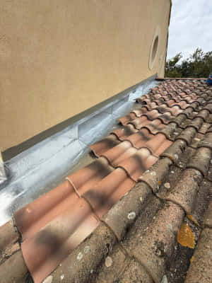 Réparer une fuite de toit à Brignoles 83170 sur solin et couloir