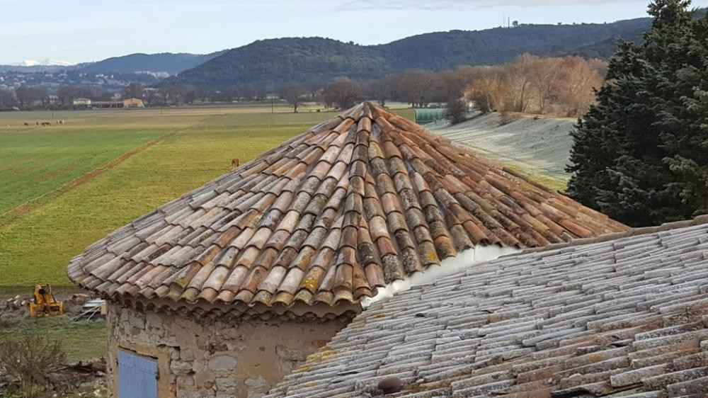 Travaux de couverture en tuiles canal sur tour