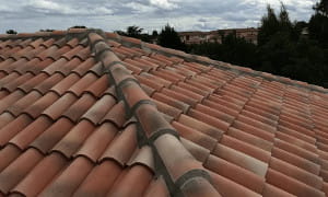 Travaux de pose d'arêtier sur couverture en tuiles romanes