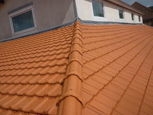 Travaux de couverture avec tuiles à emboîtement