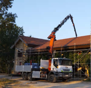Travaux de rénovation de toiture sur moyenne pente