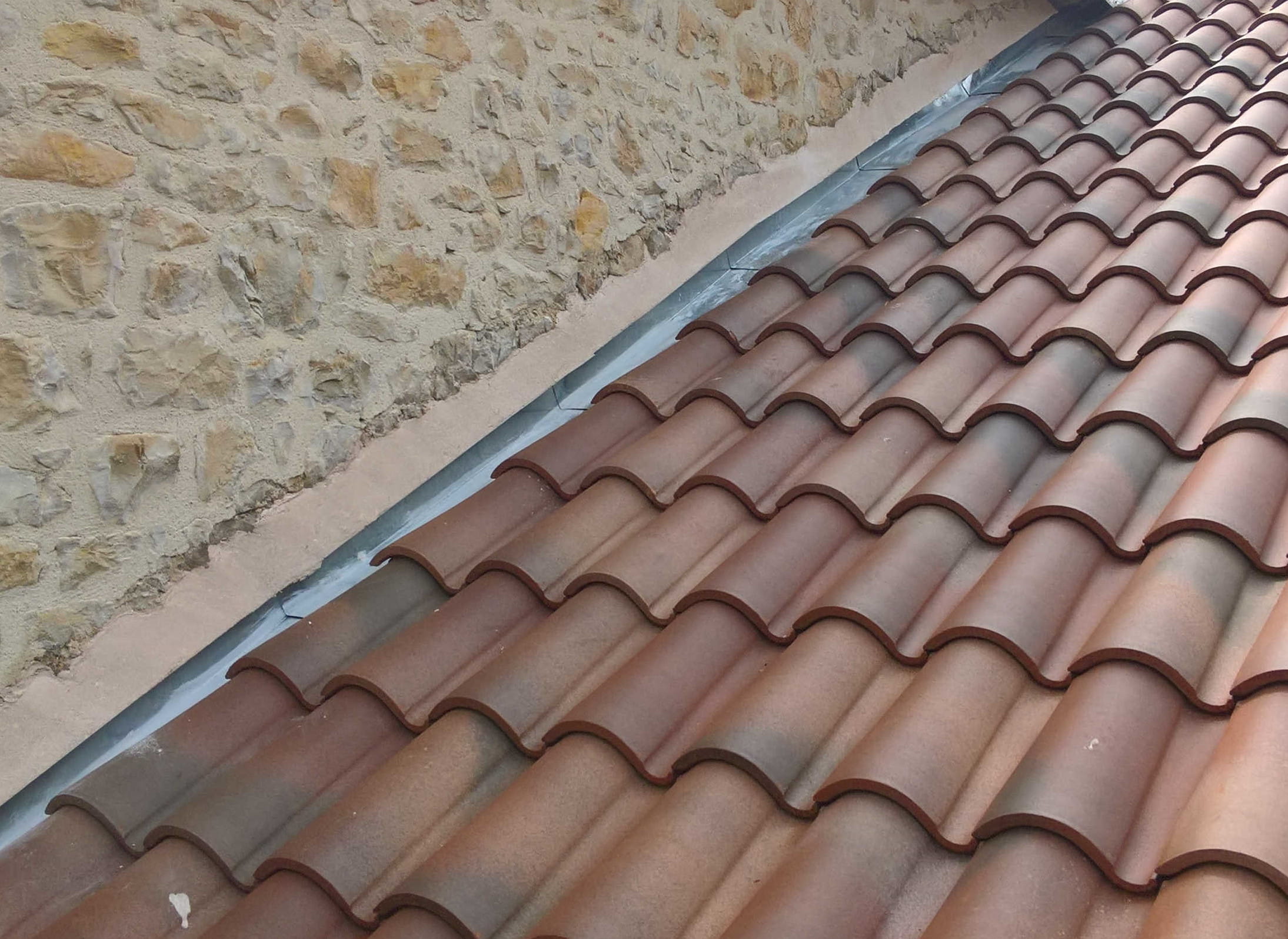 Travaux de réalisation d'un solin au mortier sur tuiles romanes