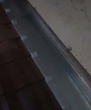 Travaux de raccord de solin avec couloir et noquets sur tuiles PM