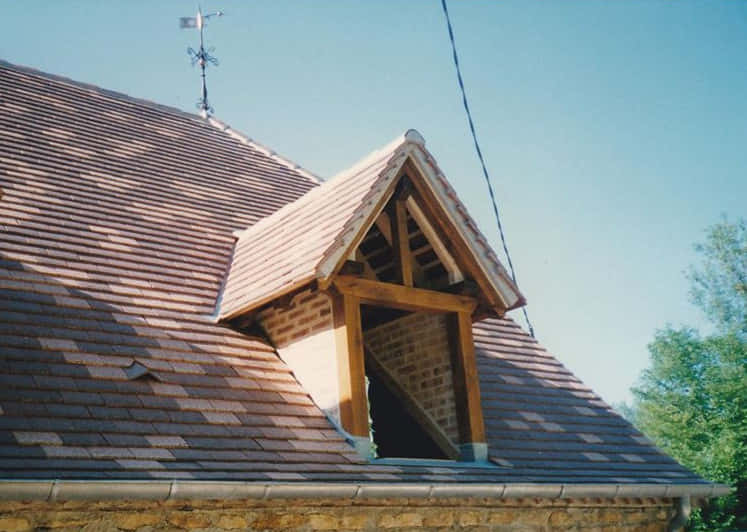 Conception d'une lucarne sur poteau chêne recouvert de tuiles plates
