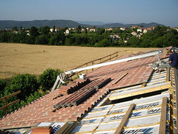 Travaux d'isolation de toiture avec panneau isolant