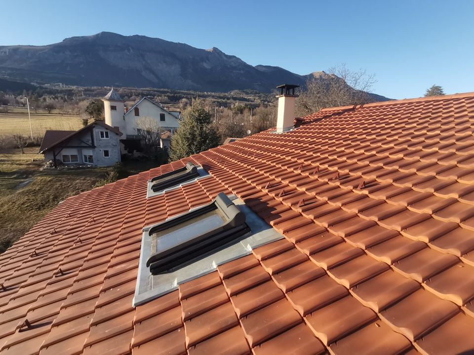 Travaux de couverture en tuile à emboîtement et pose de fenêtre de toit