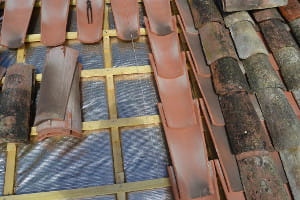 Travaux de couverture en tuiles canal anciennes avec écran de sous-toiture réfléchissant