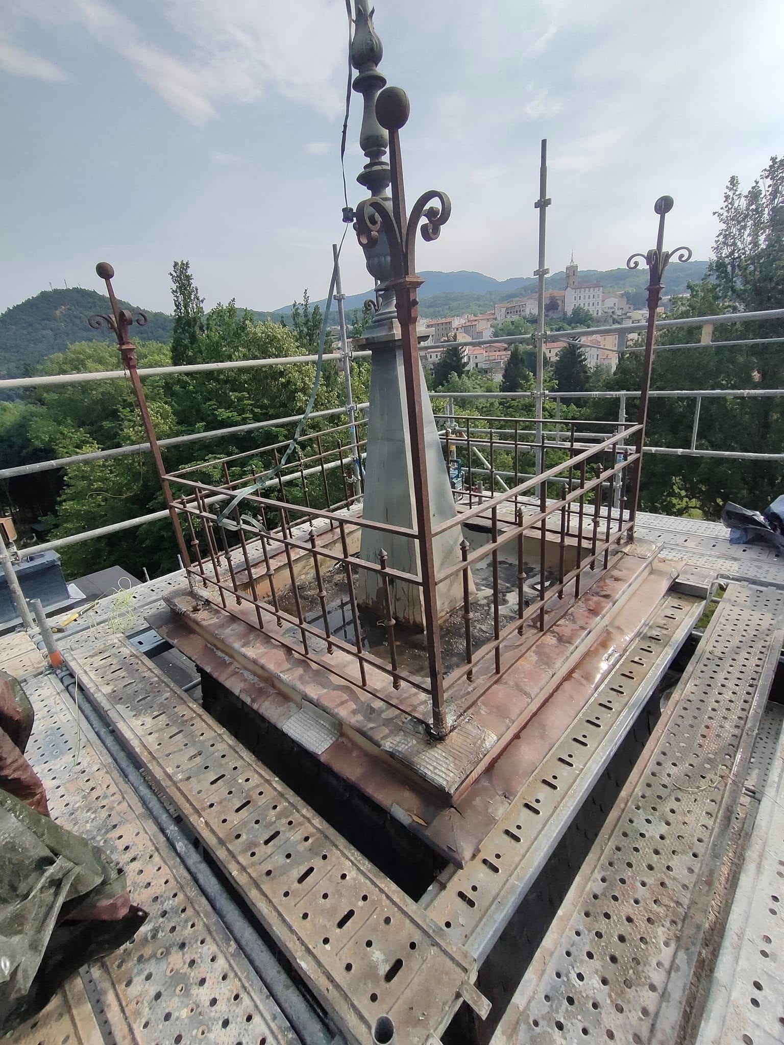 Dépose d'une girouette sur un immeuble de Elne