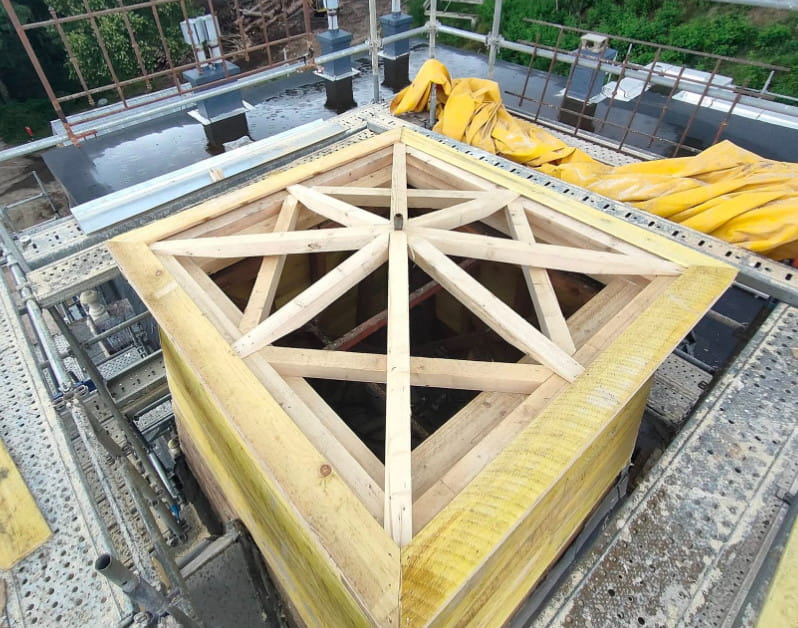 Pose de charpente sur création de terrasson à Elne