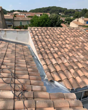 Couvreur certifié à Aubagne 13400 sur toit romanes