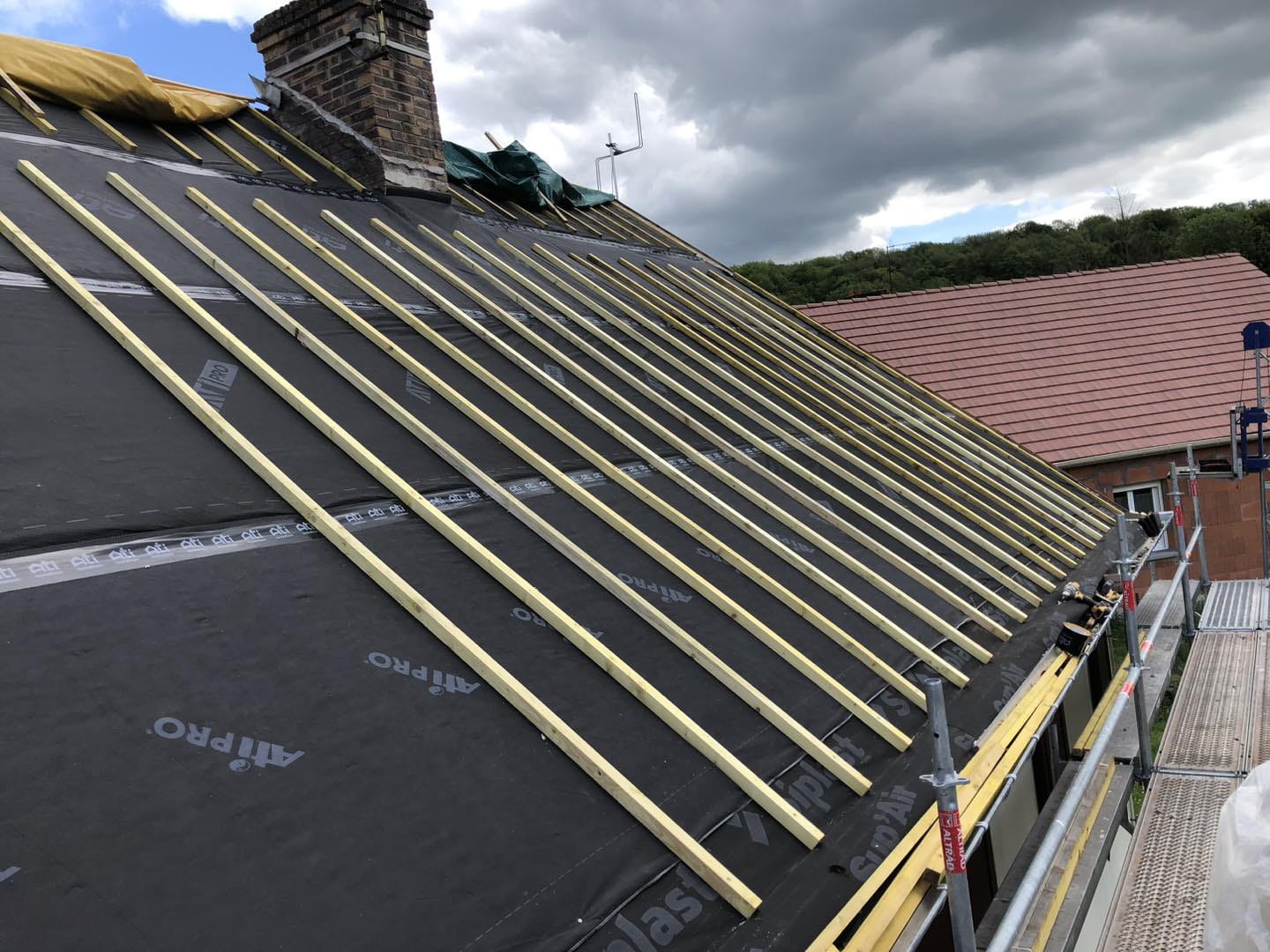 Pose d'écran de sous-toiture après pose de l'isolant