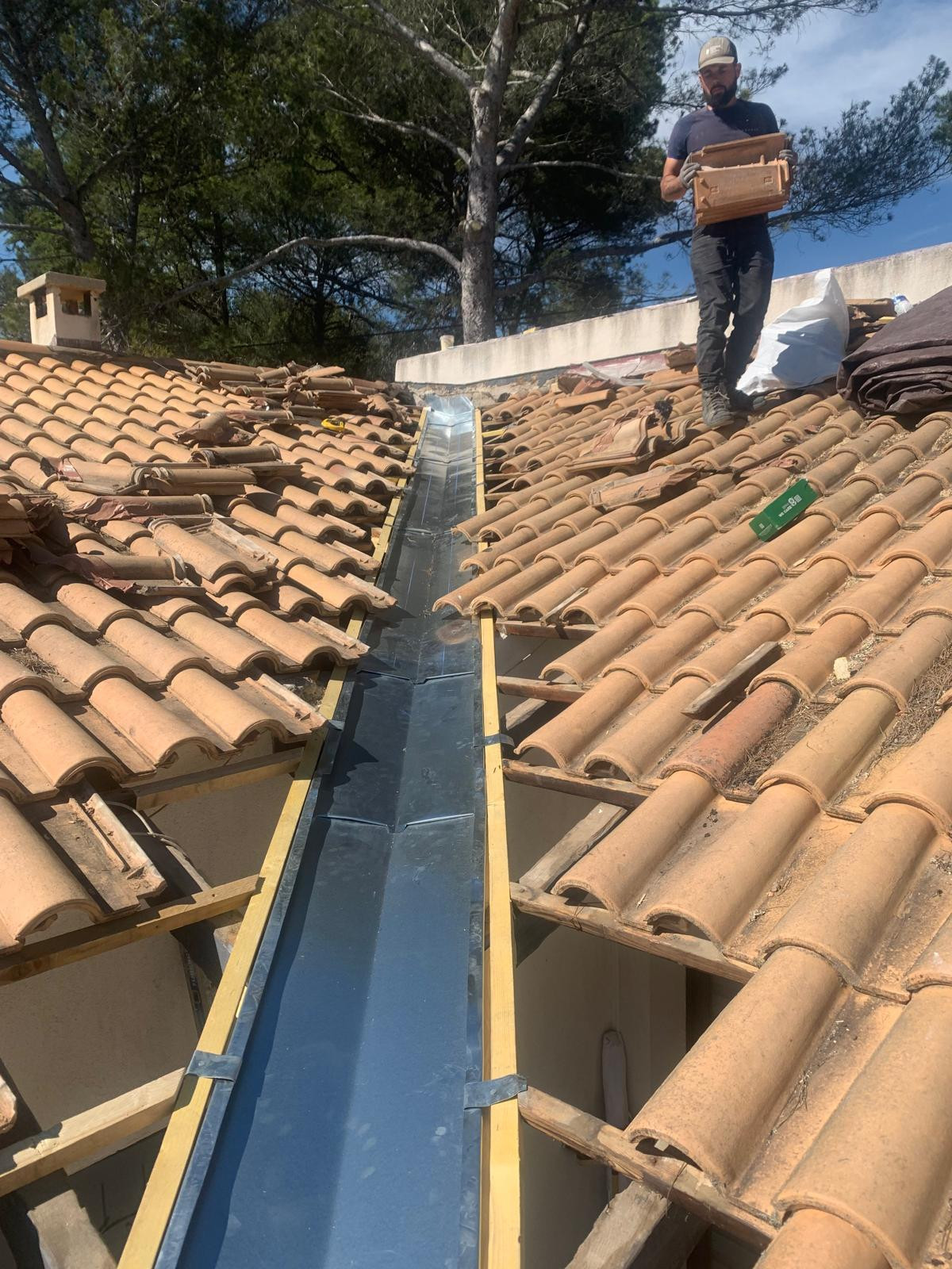 Réalisation de noue par couvreur Pélissanne