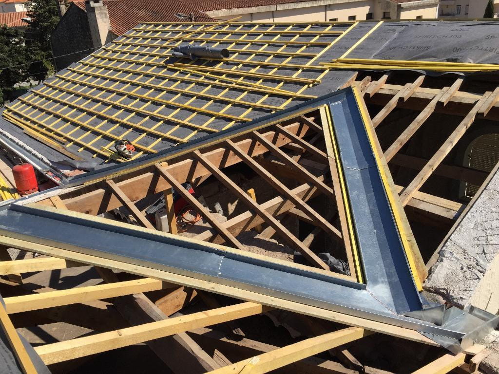 Pose de noue en zinc avant la pose de tuile