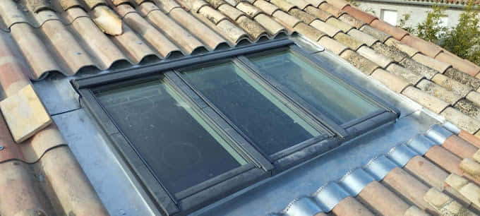Réalisation de pose de fenêtre de toit de marque Vélux