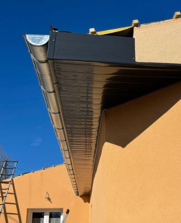 Pose de gouttière en znc au Luc