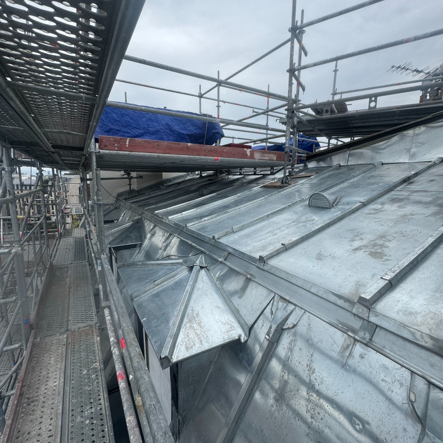 Toiture en ardoise rénovée par Bleu Ciel Toiture – Paris 18ème
