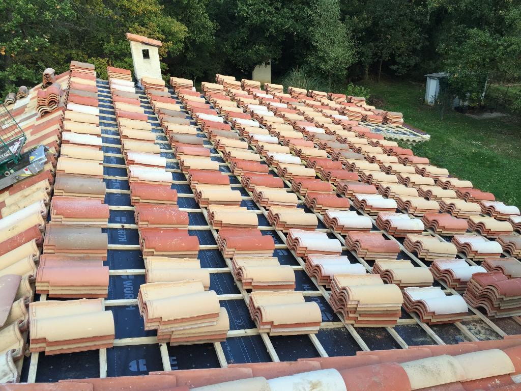 Pose de couverture tuiles romanes au Luc (Le) 83