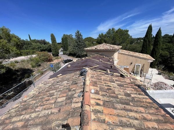 rénovation-toiture-tuile-canal-roquebrune.jpg